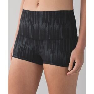 Lululemon Boogie Short Luxtreme Scratch Match Black Multi Size 4 Hot Yoga Gym
